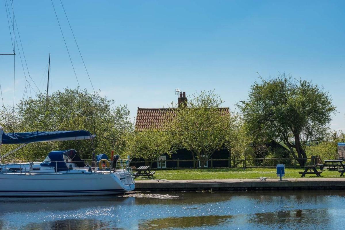 Navigation Cottage On The Historic Sea Lock Overlooking The Nature Reserve Maldon Exterior foto