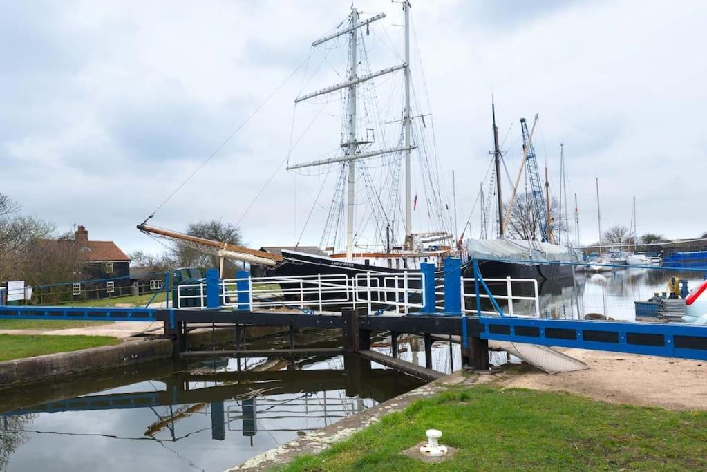 Navigation Cottage On The Historic Sea Lock Overlooking The Nature Reserve Maldon Exterior foto